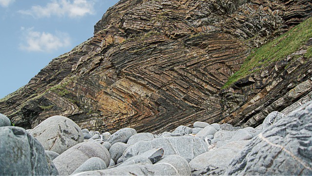 strata-folded-rock-fold
