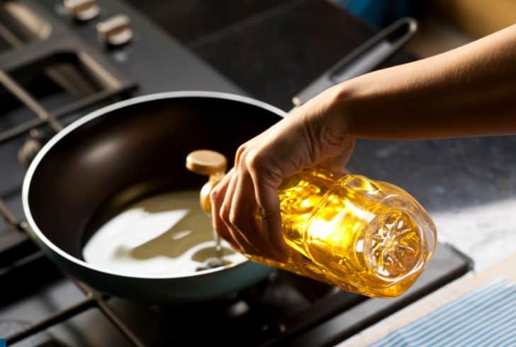 pouring-cooking-oil-in-frying-pan