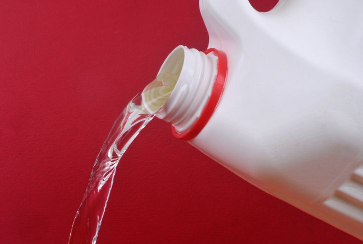 pouring-bleach-from-bottle